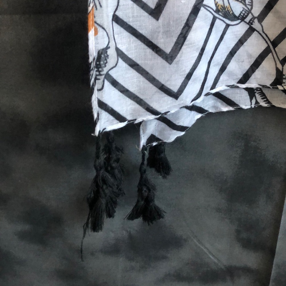 Rose patterned scarf - Picture 2 of 3